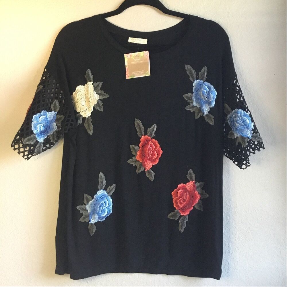 NWT soft stretchy top with roses appliquΓ© lattice sleeves witchy cottagecore S